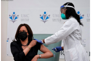 FOTO/VIDEO -  Viitoarea vicepreşedintă a SUA, Kamala Harris, vaccinată în direct contra Covid-19