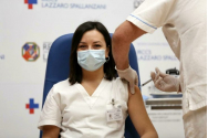 Prima persoană vaccinată în Italia, insultată și amenințată pe Facebook. Victima, asistentă medicală, și-a suspendat pagina