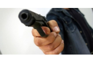 Scene incredibile într-un supermarket din Galaţi: Un tânăr de 18 ani, surprins cu pistolul la brâu