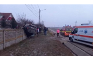 FOTO/VIDEO - Accident spectaculos la Vaslui. Mașină suspendată într-un gard de beton