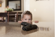 Un copil de un an și jumătate și-a împușcat vărul de 5 ani