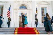 În ziua inaugurării, soții Biden au fost lăsați în frig în fața Casei Albe. Ușile erau închise