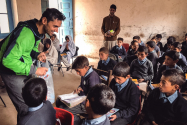 Alpinistul Alex Găvan ajută copiii dintr-un sat din Pakistan să învețe