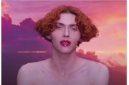 FOTO/VIDEO - Activistă în favoarea persoanelor transgen, cântăreaţa SOPHIE a murit la doar 34 de ani