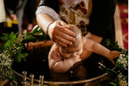 Aproape mort după botez, un bebeluș a fost resuscitat într-o biserică din Suceava