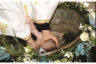 TRAGEDIE la SUCEAVA - Bebelușul înecat la botez a MURIT!