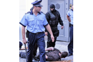 Proces de 100.000 euro între un pictor şi trei poliţişti ieșeni