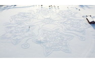 Operă de artă trasată cu pașii în zăpadă, în Finlanda