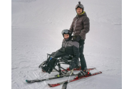  La Vatra Dornei, persoanele cu dizabilități pot schia cu ajutorul scaunului monoschi