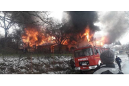 FOTO Pârjol la Voinești. 13 pompieri se luptă să salveze o casă