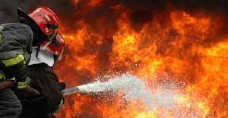 Incendiu devastator la Constanța. Doi oameni au fost scoși din foc