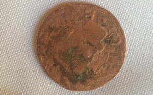 Monedă de tezaur, descoperită în urma de un gospodar în timp ce-și săpa grădina