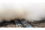 Oraș din China, înghițit de un nor de nisip