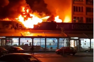 FOTO/VIDEO - Incendiu la o cunoscută shaormerie din București. Un bloc a fost evacuat