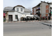 O autobasculantă încărcată cu pietriş a distrus o casă din Frasin