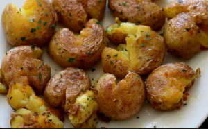 FOTO/VIDEO - Cartofii zdrobiți crocanți cu usturoi 