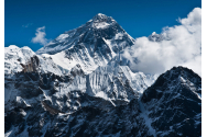 China a suspendat expediţiile pe Everest