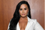 Demi Lovato este o persoană non-binară. Persoanele non-binare nu se identifică drept bărbaţi sau femei 