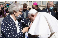 Papa Francisc a sărutat tatuajul de pe brațul unei femei închise la Auschwitz-Birkenau