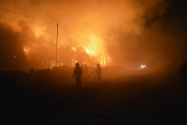 Incendiu de proporții la o hală din Brazi; 53 de pompieri acționează de urgență - o persoană ar fi prinsă înăuntru