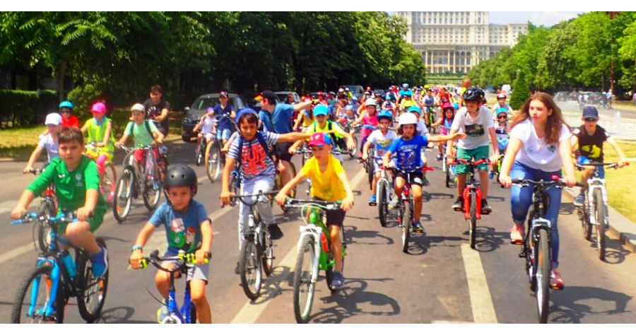 parada_copii_mici_biciclisti