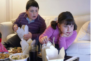  Copiii care mănâncă în faţa televizorului vor avea probleme în dezvoltarea limbajului