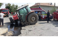 Tractor rupt în două de un BMW, în Teleorman. Doi adulți și un copil au ajuns la spital