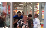 VIDEO - Scene de coșmar la deschiderea unui supermarket din Brăila. Clienții s-au bătut cu puii de la ofertă