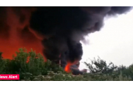 Incendiu de proporții la Salonta: Un depozit de mase plastice a luat foc. Fumul se îndreaptă spre o localitate din Ungaria 