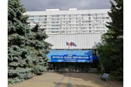 Intervenţie dificilă pentru medicii din Chişinău. Operaţie la un pacient cu o tumoare de 15 kg în cavitatea abdominală