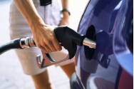 Scumpirea șoc a benzinei. Câți litri de carburant mai poate cumpăra un român cu salariul mediu pe economie 