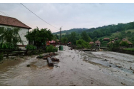 60 de turiști, blocați de inundații într-un camping de rulote din Dâmbovița