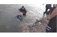 Trupul unui băiețel de 3 ani, găsit pe fundul unui lac, ținându-și sora de mână. Fata s-a înecat încercând să-i salveze viața