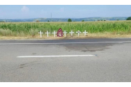 Accidentul grav la Bacău. O coroană şi şapte cruci, pe marginea drumului, după accidentul grav din Bacău