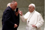 Papa a întrerupt audiența pentru a răspunde la un telefon misterios