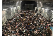 Fotografie impresionantă cu un avion plin cu afgani evacuați. În avion erau 640 de persoane, cel mai mare număr transportat vreodată