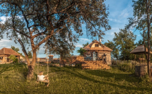 Cum arată casa de basm din Munții Apuseni scoasă la vânzare. Este la 100 de km de Cluj-Napoca și are acces la plajă