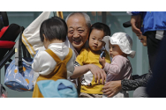 Partidul Comunist din China permite une familii să aibă trei copii. Oamenii nu mai vor pentru că nu au bani să-i crească