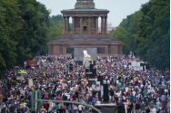 Scandal la Berlin. Mii de oameni au protestat împotriva măsurilor restrictive anti-COVID