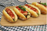 Un singur hot-dog ne scurtează viața cu jumătate de oră