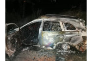 Un autoturism a ars în totalitate după ce a fost izbit din spate şi a intrat într-un copac