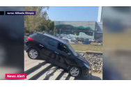 Șofer surprins în timp ce coboară cu mașina pe scări, într-un parc din Constanța