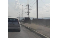 Un şofer a fost surprins mergând cu maşina pe trotuar pe podul din Bucium