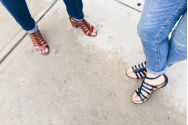 Sandale cu toc sau fără? Tu ce alegi pentru evenimentele de vara aceasta? 