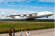 ​​Cel mai mare avion din lume Antonov AN-225 Mriya a aterizat la București 