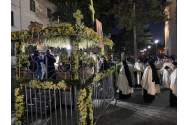 50 de preoți și măicuțe au scos racla in procesiune, in jurul catedralei