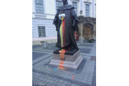 Statuia baronului Samuel von Brukenthal, vopsită în culorile tricolorului. Poliția a deschis o anchetă
