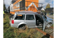 Autoturism lovit de tren în localitatea Bivolărie. Un bărbat şi un copil au fost răniţi