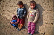 Copiii din România, cei mai supuşi riscului de sărăcie din UE