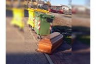 Un sicriu gol a fost abandonat lângă coșurile de gunoi, în Italia. Fotografia a devenit virală pe Internet